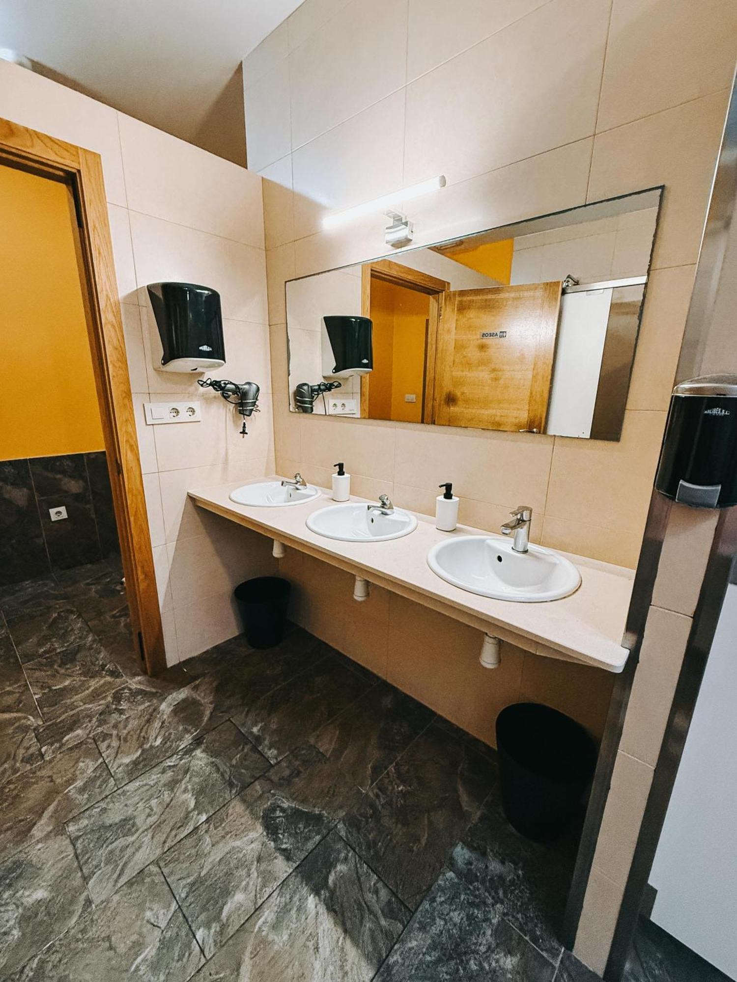 Albergue Lecer Sobrado Porta Exterior photo